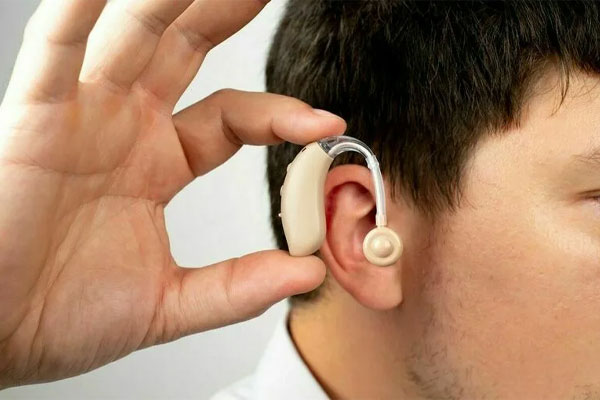 آیا سمعکها باید دائم در گوش باشند؟