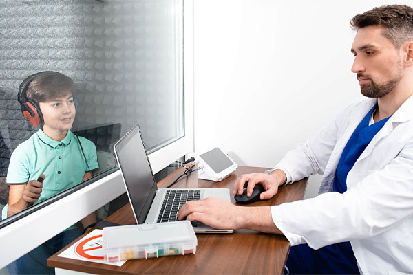 مراحل شنوایی سنجی در مجموعه سمعک هوشمند: از مشاوره تا تحویل سمعک