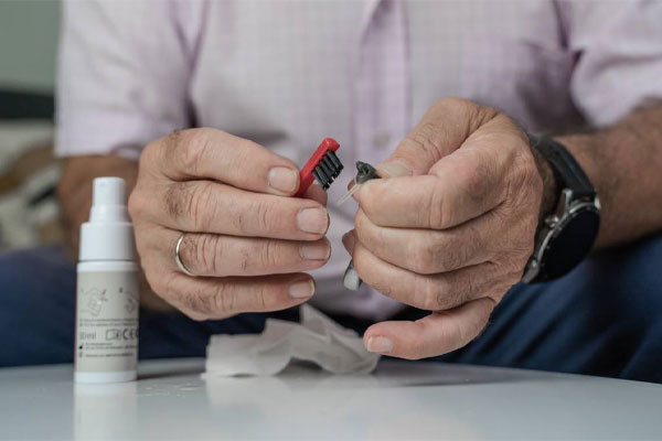 تمیز کردن سمعک داخل گوشی
